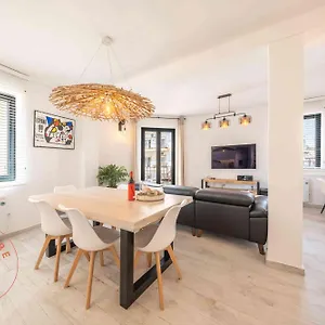 stijlvol-adults-only-apartment-in-malaga-centro.hotelsinnerja.org/